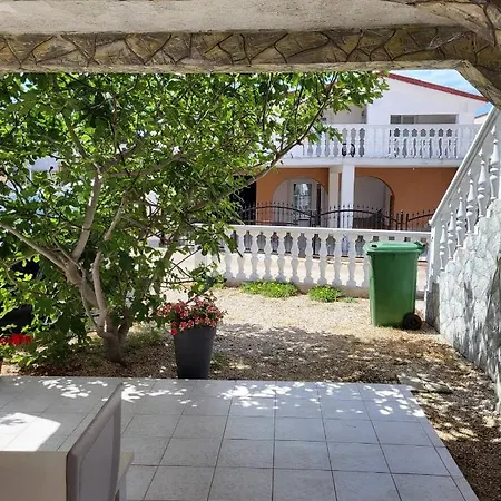דירה Apartman Anamarija ויר